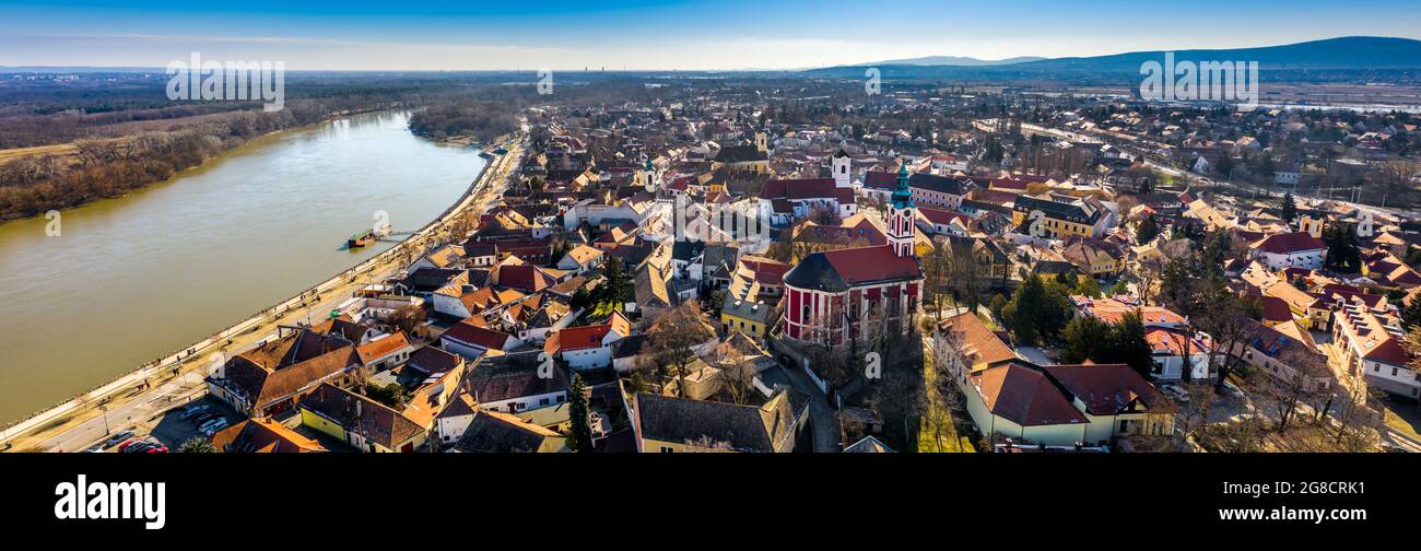 Szentendre, Hongrie - vue panoramique aérienne de la ville de Szentendre par une journée ensoleillée avec la cathédrale orthodoxe serbe de Belgrade, Saint Jean-Baptiste Banque D'Images