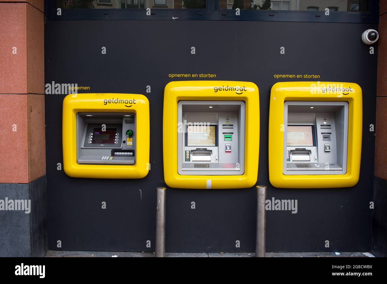 Nijmegen, pays-Bas - 26 juin 2021: Machines jaunes geldmaat dans une rangée, un distributeur de billets néerlandais, traduction: Geldmaat signifie Money Measure Banque D'Images