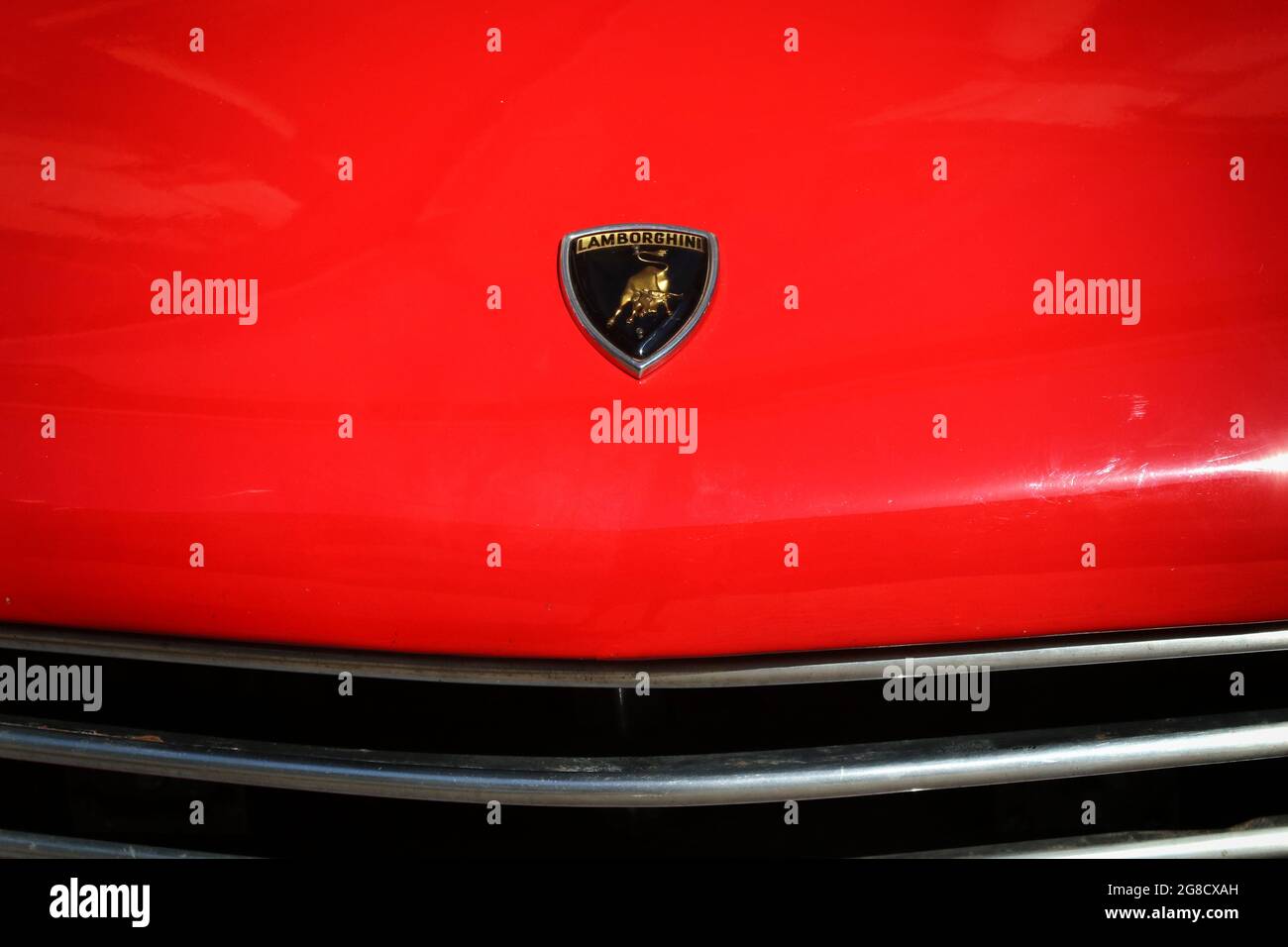 Modène, Italie, 1er juillet 2021 - Lamborghini 350 GT, 1963, détail de la face avant d'une voiture de sport, exposition de la vallée du moteur Banque D'Images