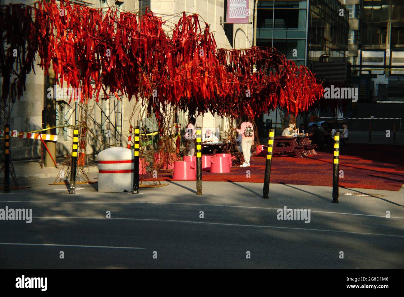 Montréal, QC, Canada - 7-14-2021: La forêt urbaine à la rue à côté du musée McCord, rue Sherbrooke Ouest avec les gens qui apprécient leur temps après t Banque D'Images