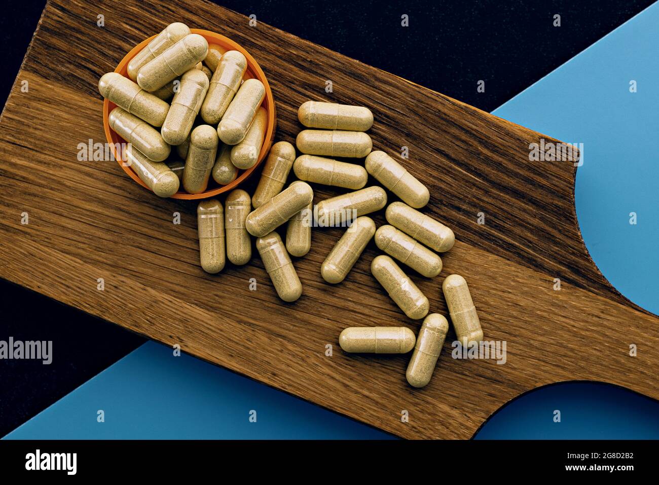 capsules de quercétine sur panneau de bois. concept de bien-être mental et de santé personnelle Banque D'Images