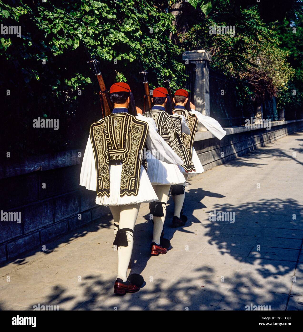 Athènes, les gardes présidentiels d'Evzones défilant de la caserne de gardes à la tombe du monument de soldat inconnu, Grèce, Europe, Banque D'Images