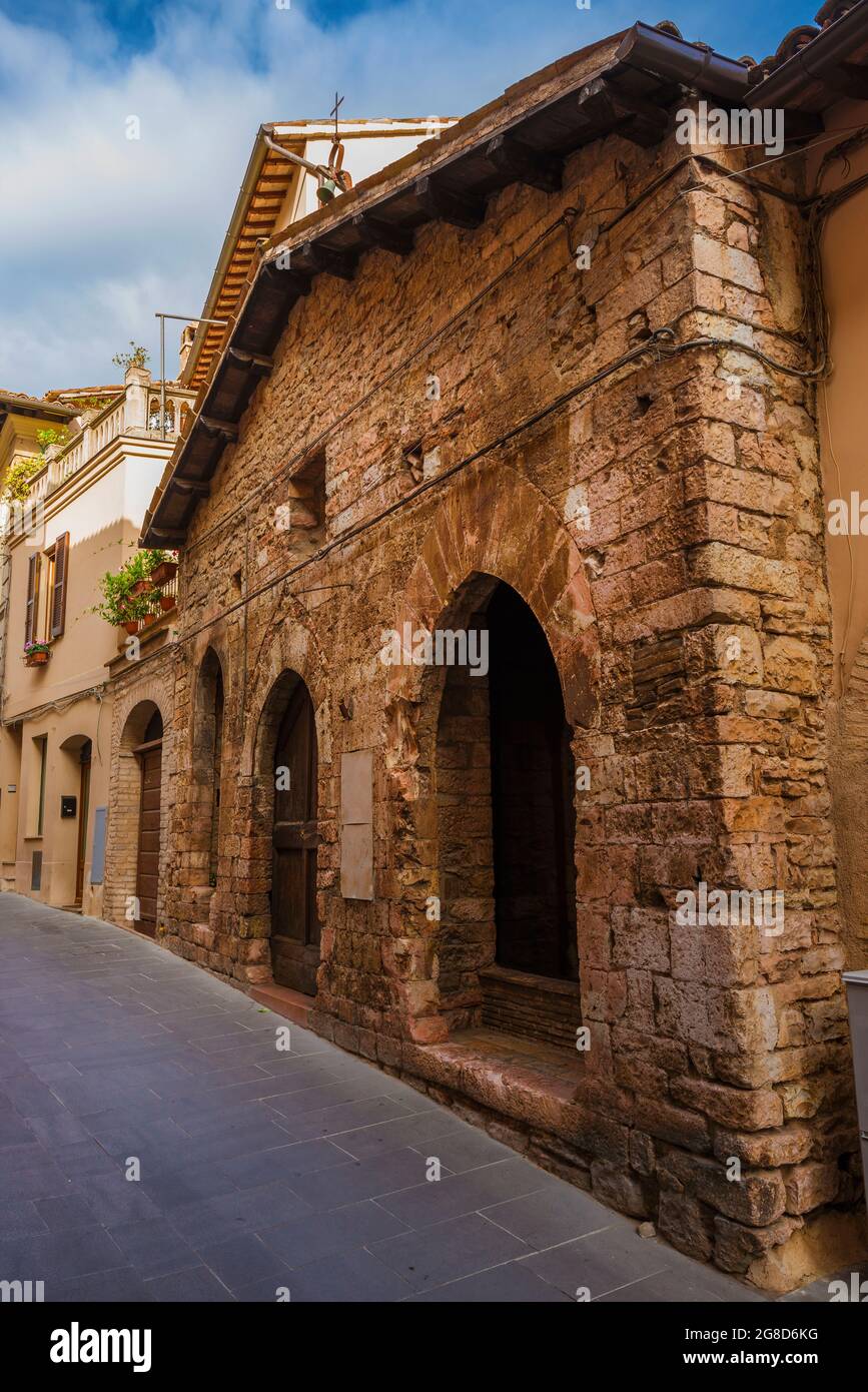 San Biagio (St Blaise) anciennes arches de l'église médiévale dans le centre historique de Spello Banque D'Images