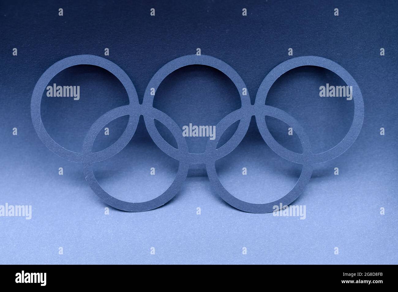 TOKYO, JAPON, JUILLET. 19. 2021: Logo olympique sur fond bleu, papier peint pour le jeu olympique Banque D'Images