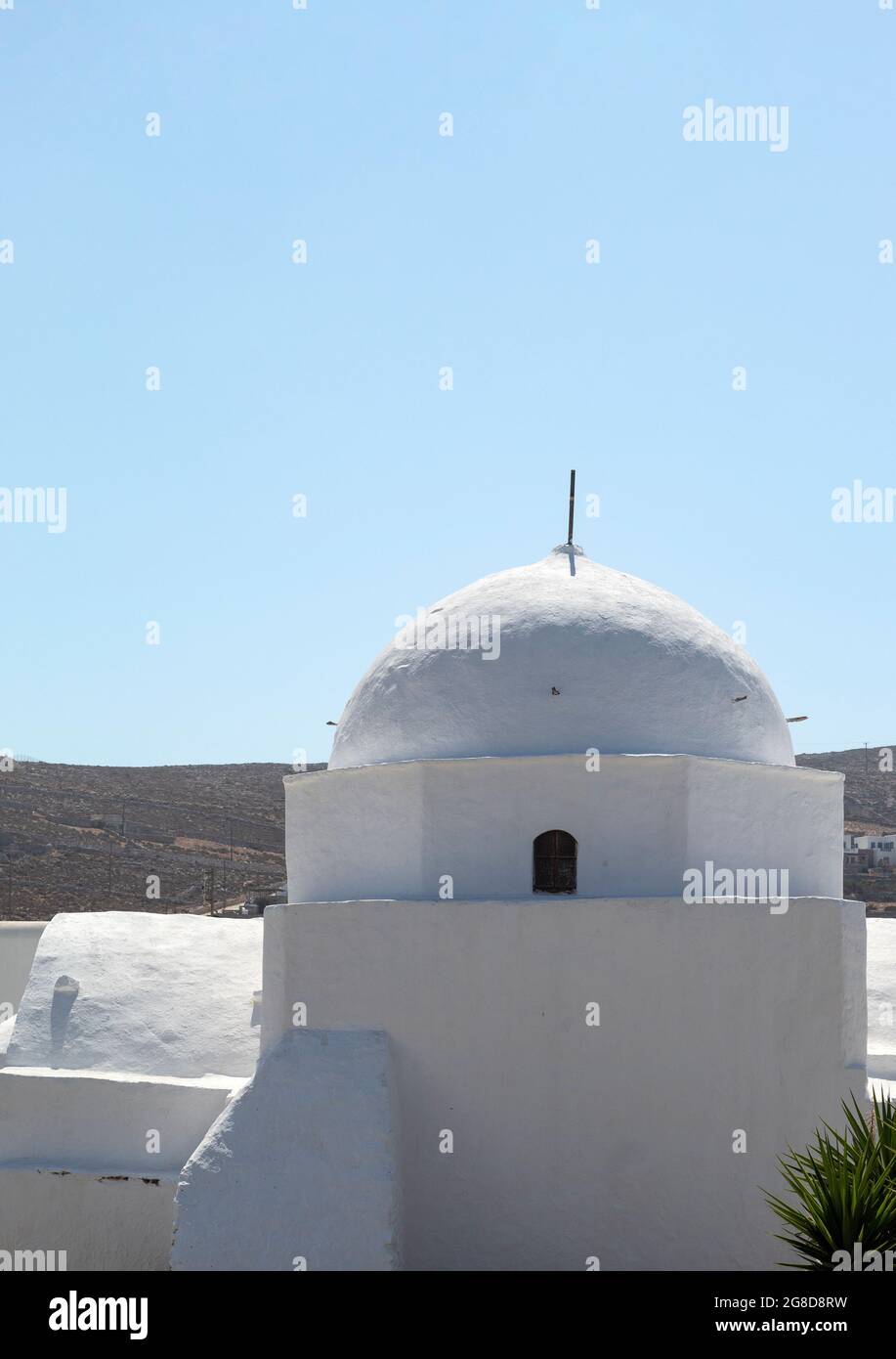 Île de Folegandros, Grèce. Église dans la vieille ville. Photo verticale de la vue rapprochée du dôme du magnifique bâtiment historique. Copier l'espace Banque D'Images