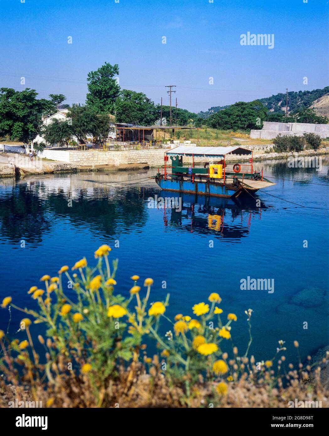 Ferry pour voitures anciennes traversant le canal de Corinthe, Isthmia, Péloponnèse, Grèce, Europe, Banque D'Images