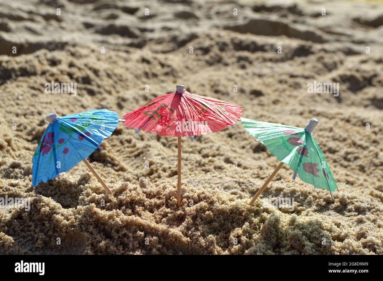 Petits parasols de plage en papier pour les cocktails sable Banque D'Images