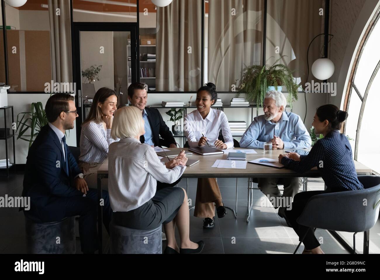 Équipe commerciale multiethnique, employés de différents âges discutant de la stratégie du projet Banque D'Images
