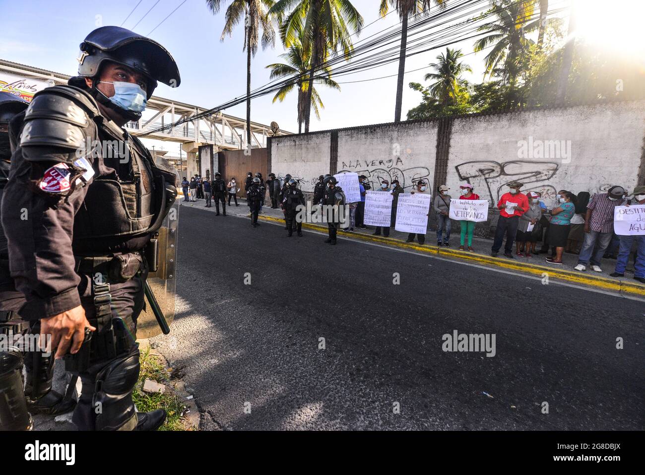 Apopa, Salvador. 19 juillet 2021. Des officiers de police d'une équipe anti-émeute se tiennent sur garde après avoir effacé le blocus de la route.des vétérans de guerre ont bloqué les principales routes du Salvador pour protester contre l'intervention du gouvernement dans le travail autonome de l'Institut national des anciens combattants. Crédit : SOPA Images Limited/Alamy Live News Banque D'Images