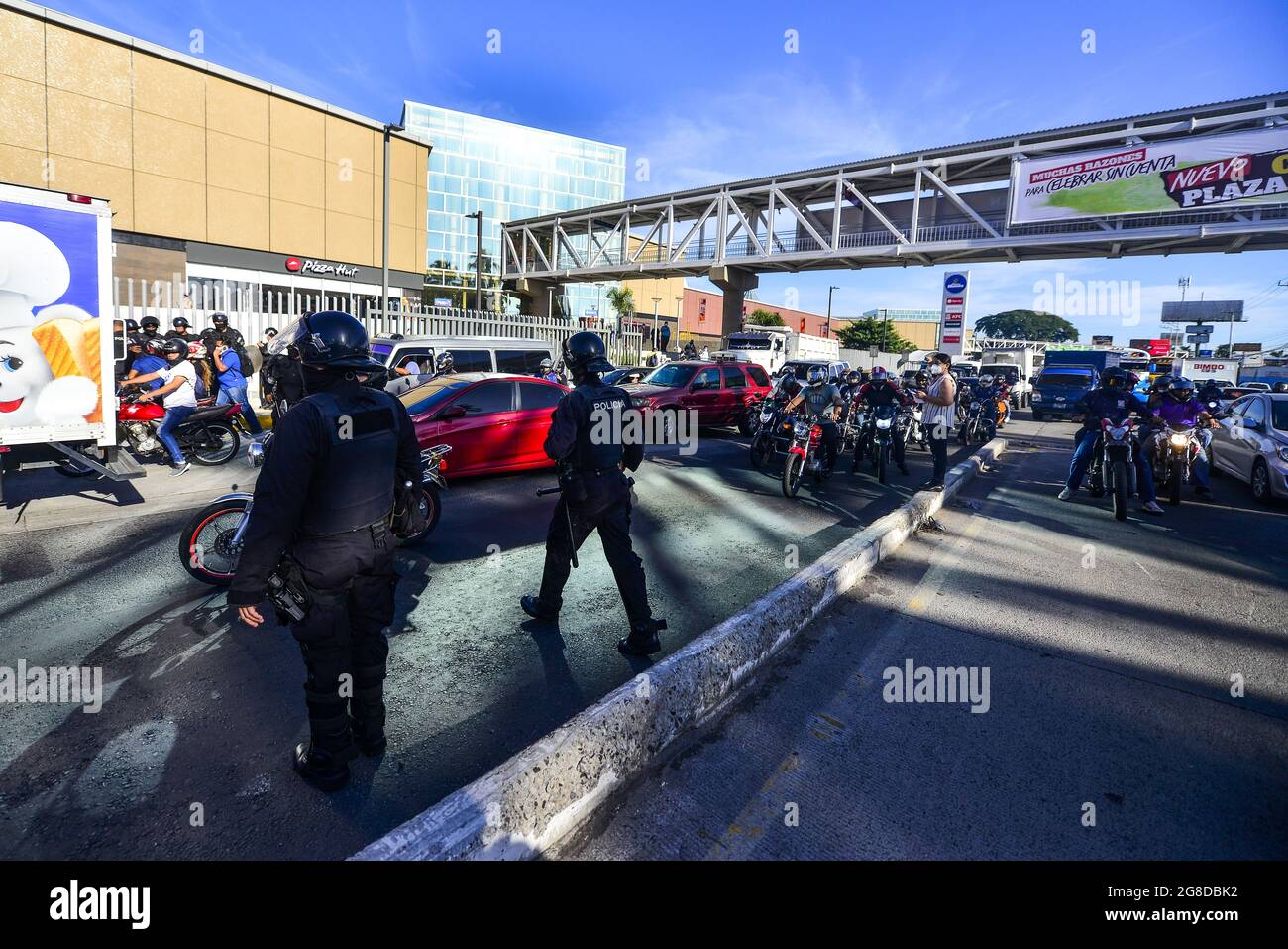 Apopa, Salvador. 19 juillet 2021. Des policiers d'une équipe anti-émeute ont dégagé le blocus de la route.des vétérans de guerre ont bloqué les principales routes du Salvador pour protester contre l'intervention du gouvernement dans le travail autonome de l'Institut national des anciens combattants. Crédit : SOPA Images Limited/Alamy Live News Banque D'Images