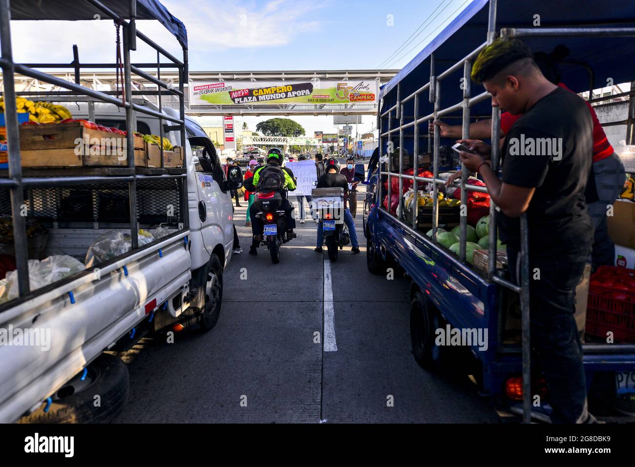 Apopa, Salvador. 19 juillet 2021. Des vendeurs de produits vous attendent alors que les vétérans bloquent la route pendant la manifestation.les vétérans de guerre ont bloqué les principales routes du Salvador pour protester contre l'intervention du gouvernement dans le travail autonome de l'Institut national des anciens combattants. Crédit : SOPA Images Limited/Alamy Live News Banque D'Images