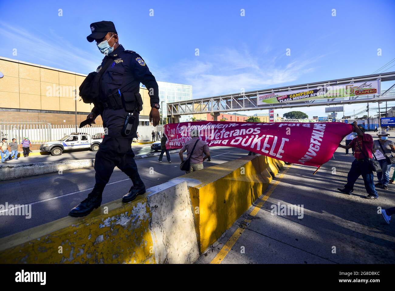 Apopa, Salvador. 19 juillet 2021. Un policier d'une équipe anti-émeute s'éloigne après avoir négocié avec les anciens combattants pendant le blocus de la route.les anciens combattants de guerre ont bloqué les principales routes du Salvador pour protester contre l'intervention du gouvernement dans le travail autonome de l'Institut national des anciens combattants. Crédit : SOPA Images Limited/Alamy Live News Banque D'Images