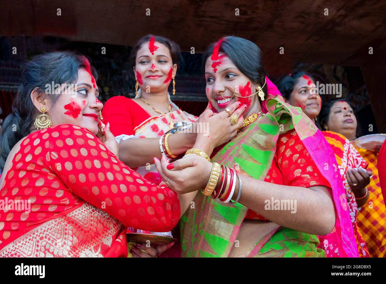 Kolkata,Bengale-Occidental,Inde - 9 octobre 2019 : les femmes mariées Bengali souriantes s'appliquant à l'autre, sindur khela, rituel traditionnel de Banque D'Images