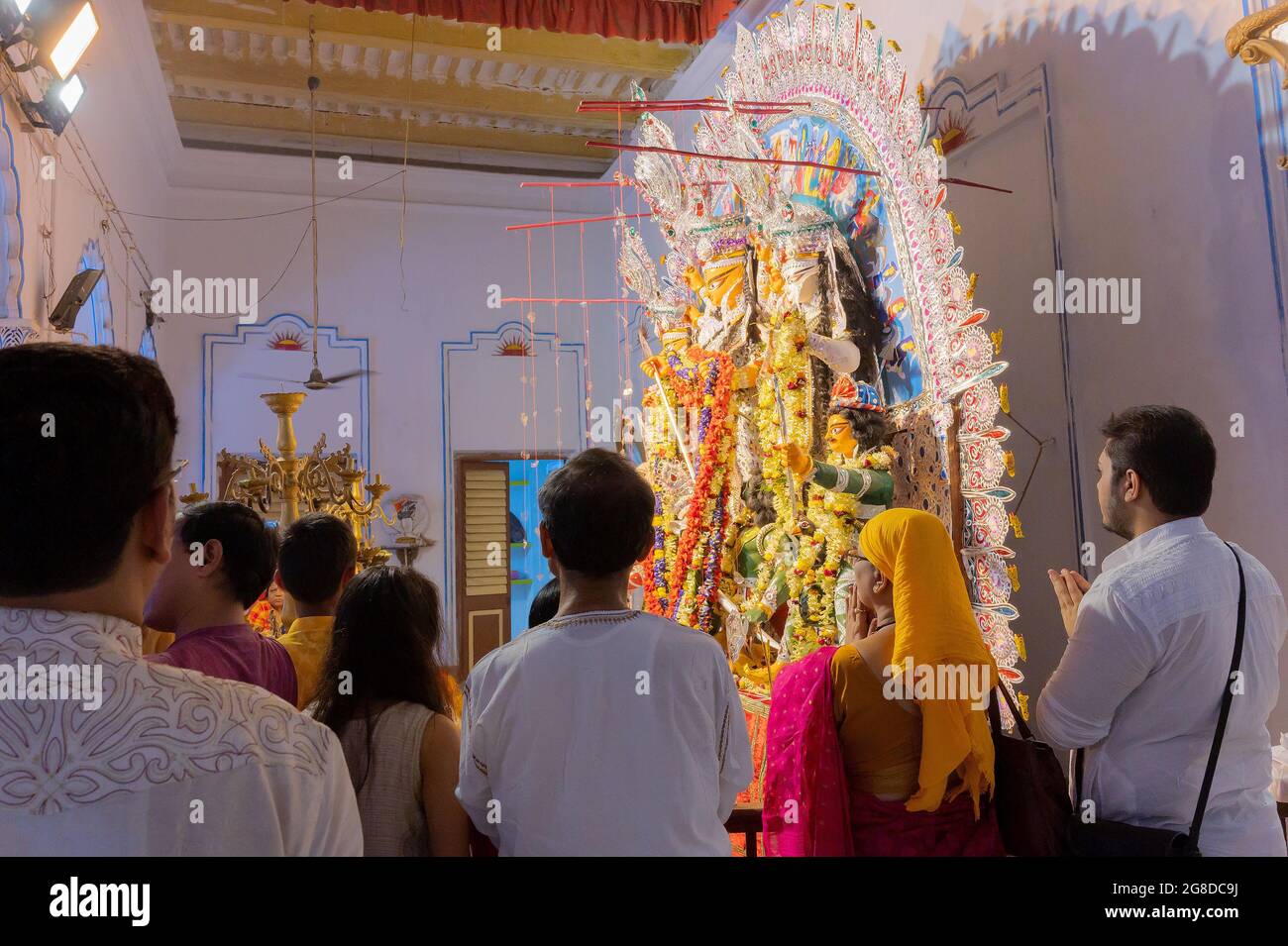 Kolkata, Bengale-Occidental, Inde - 6 octobre 2019 : Pouchpanjali offert par des dévotés hindous à la déesse Durga à Shobhabazar Rajbari , bonedi barhir p Banque D'Images