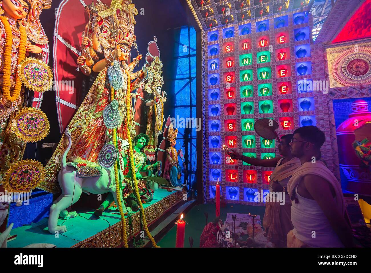 Howrah, Bengale occidental, Inde - 5 octobre 2019 : prêtre hindou bengali adorant la déesse Durga idol avec panchpradip, Durga aarti à l'intérieur de Durga Puja pa Banque D'Images