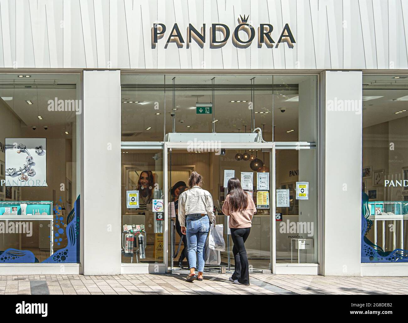 Belfast, Royaume-Uni. 18 juillet 2021. Les clients entrent dans le magasin de bijoux Pandora dans le marché du maïs. Crédit : SOPA Images Limited/Alamy Live News Banque D'Images