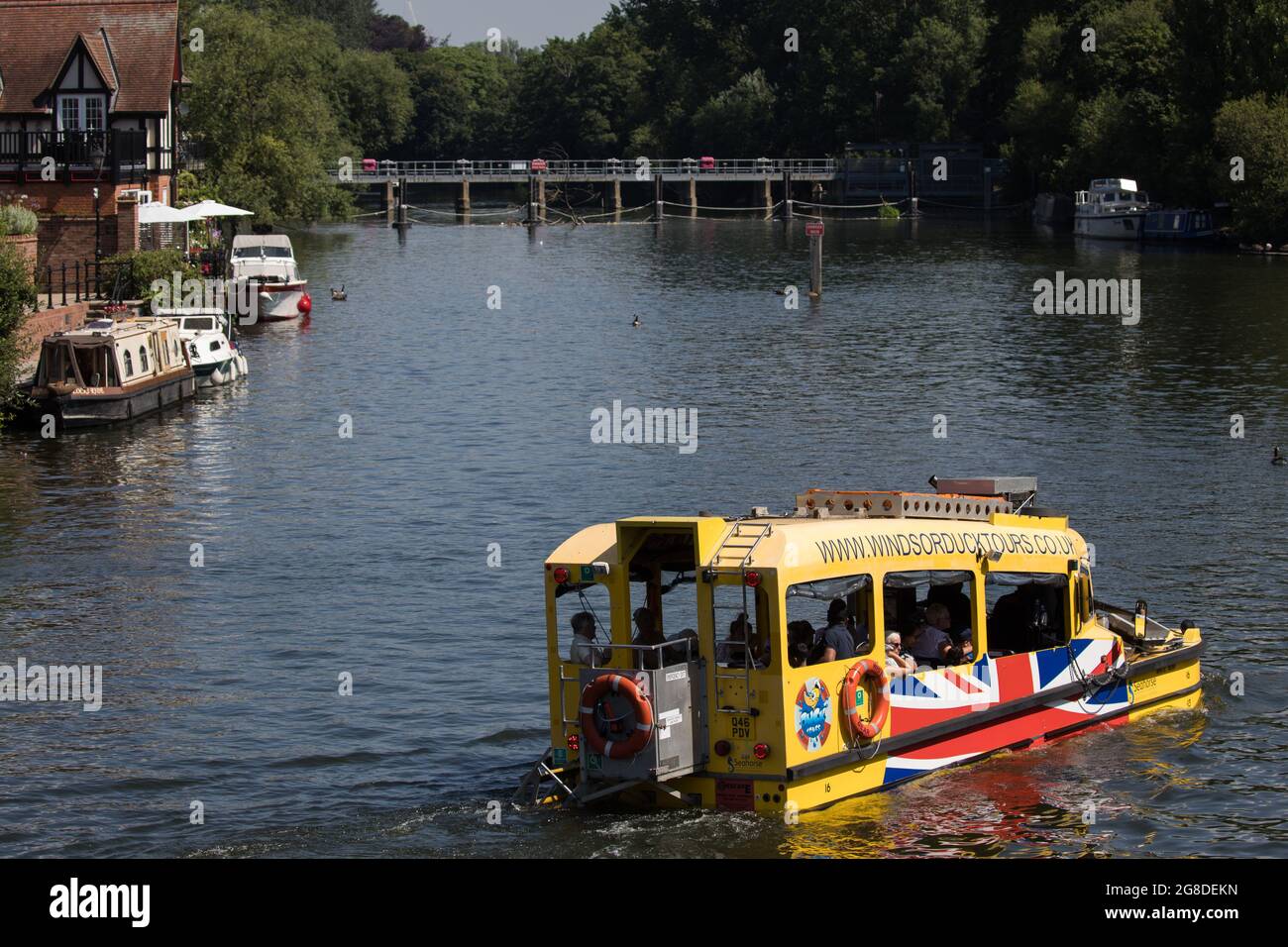 Windsor, Royaume-Uni. 19 juillet 2021. Les membres du public peuvent profiter d'une croisière sur la Tamise dans un véhicule amphibie à cheval de mer le jour de la liberté, lorsque le gouvernement britannique a levé presque toutes les restrictions Covid-19 restantes en Angleterre. Les restrictions de distance sociale ont été supprimées et les revêtements de visage ne sont plus requis par la loi, bien que leur utilisation soit recommandée dans les espaces bondés et fermés. Crédit : Mark Kerrison/Alamy Live News Banque D'Images