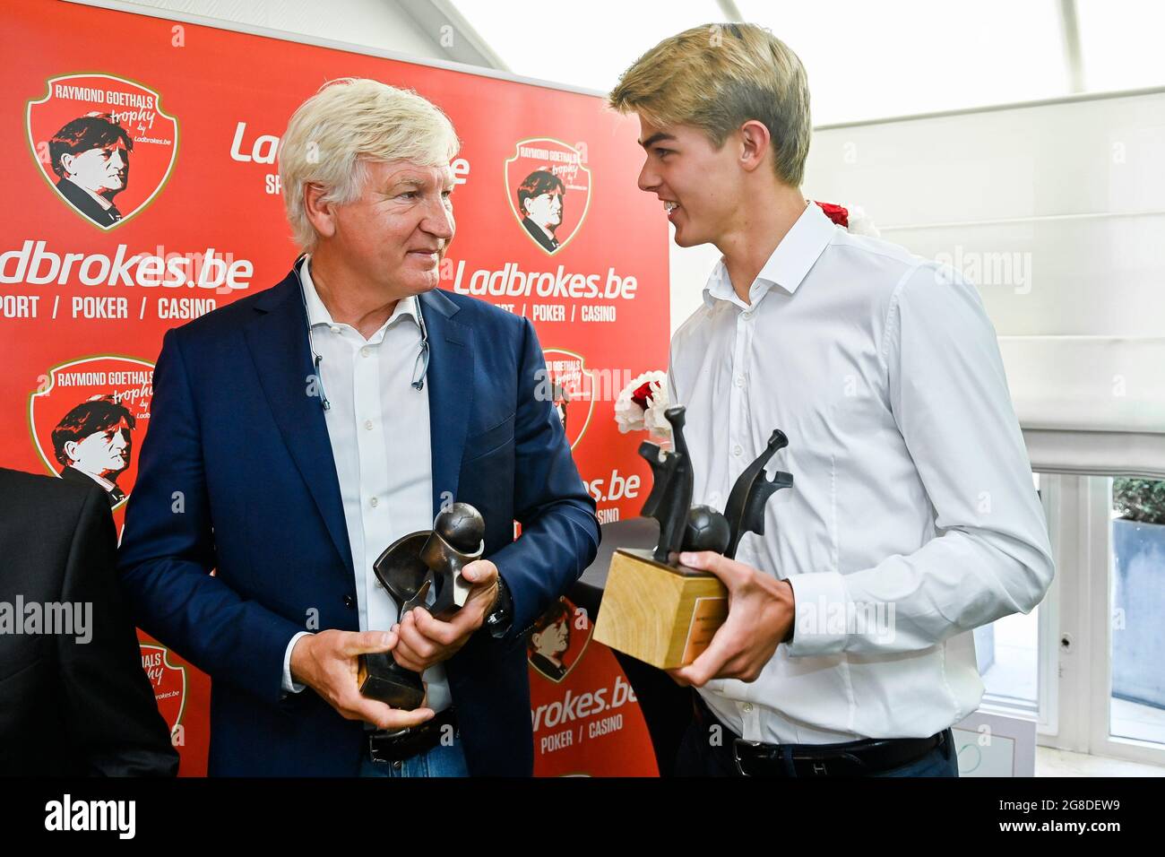 Marc Brys, entraîneur en chef d'OHL, et Charles de Ketelaere, du Club, photographiés lors d'une cérémonie pour le « Prix Raymond Goethals » pour l'entraîneur dont le style était t Banque D'Images