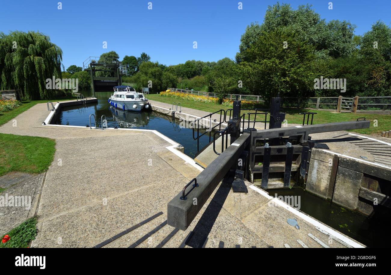 Écluse de Houghton sur la rivière Ouse à Cambridgeshire avec petit bord de bateau par une journée ensoleillée. Banque D'Images