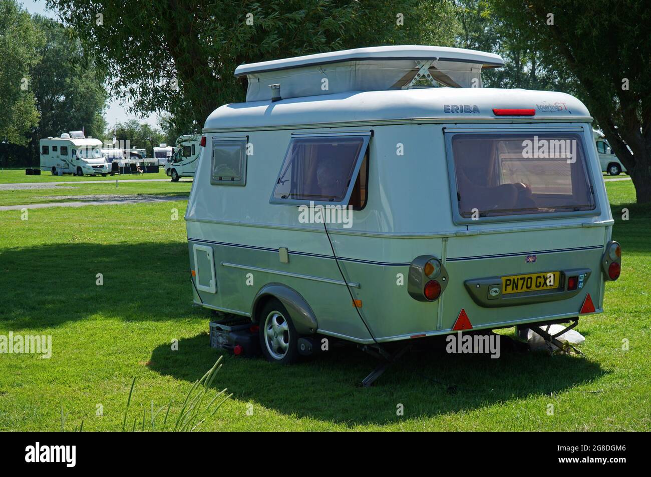 Eriba Touring GT petite caravane - remorque garée sur le camping. Banque D'Images