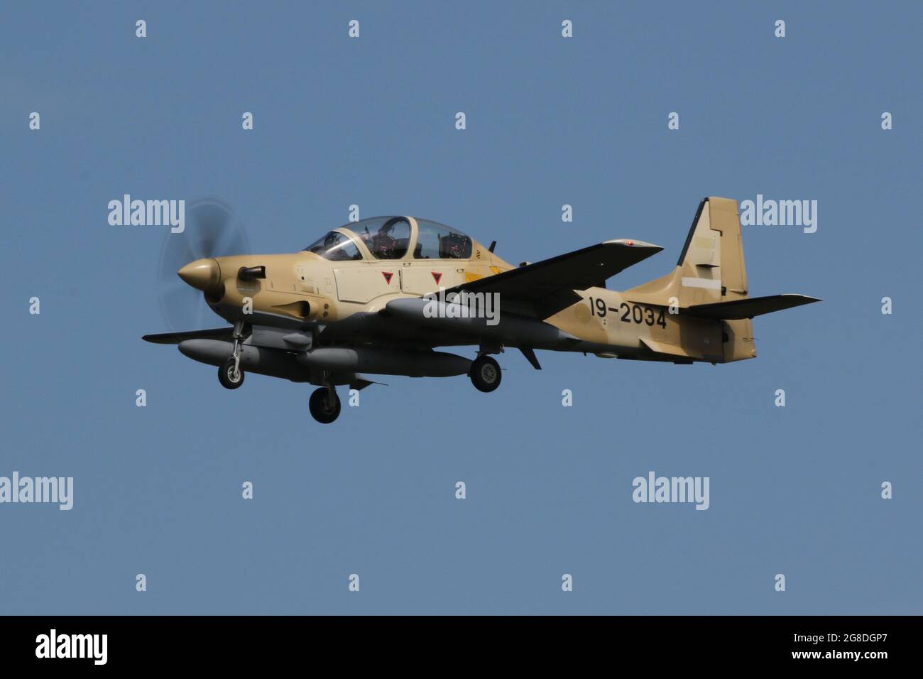 L'un des six Embraer A-29B Super Tucanos destinés à la Force aérienne nigériane (NAF), vu ici à l'approche de l'aéroport international de Prestwick le 19 juillet 2021. L'avion effectuait un vol de livraison entre les États-Unis et le Nigeria et portait une série militaire temporaire américaine (19-2034) pour le vol. Banque D'Images