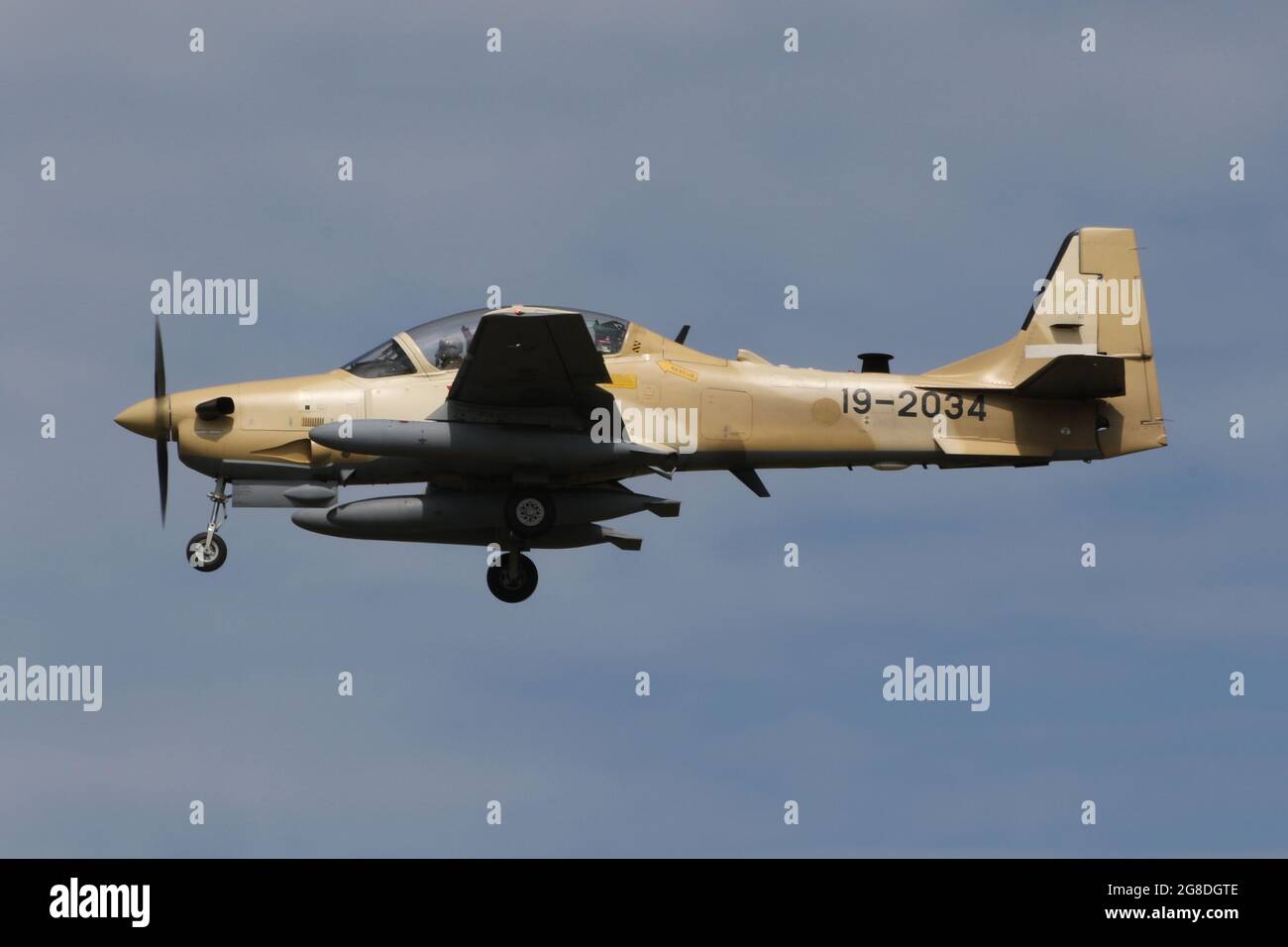 L'un des six Embraer A-29B Super Tucanos destinés à la Force aérienne nigériane (NAF), vu ici à l'approche de l'aéroport international de Prestwick le 19 juillet 2021. L'avion effectuait un vol de livraison entre les États-Unis et le Nigeria et portait une série militaire temporaire américaine (19-2034) pour le vol. Banque D'Images
