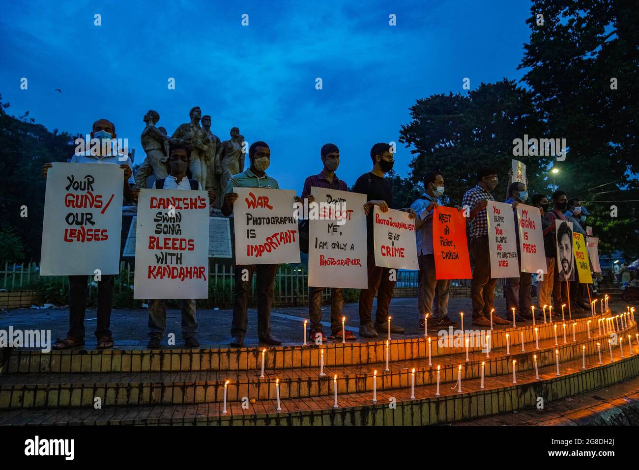 Dhaka, Bangladesh. 19 juillet 2021. Les journalistes bangladais éclairent des bougies, tiennent des pancartes et un portrait du journaliste Danish Siddiqui de Reuters, dans son hommage.le journaliste Danish Siddiqui de Reuters a été tué vendredi lors d'un affrontement entre les forces de sécurité afghanes et les combattants talibans près d'un passage frontalier avec le Pakistan, a déclaré un commandant afghan. (Photo de Zabed Hasnain Chowdhury/SOPA Images/Sipa USA) crédit: SIPA USA/Alay Live News Banque D'Images