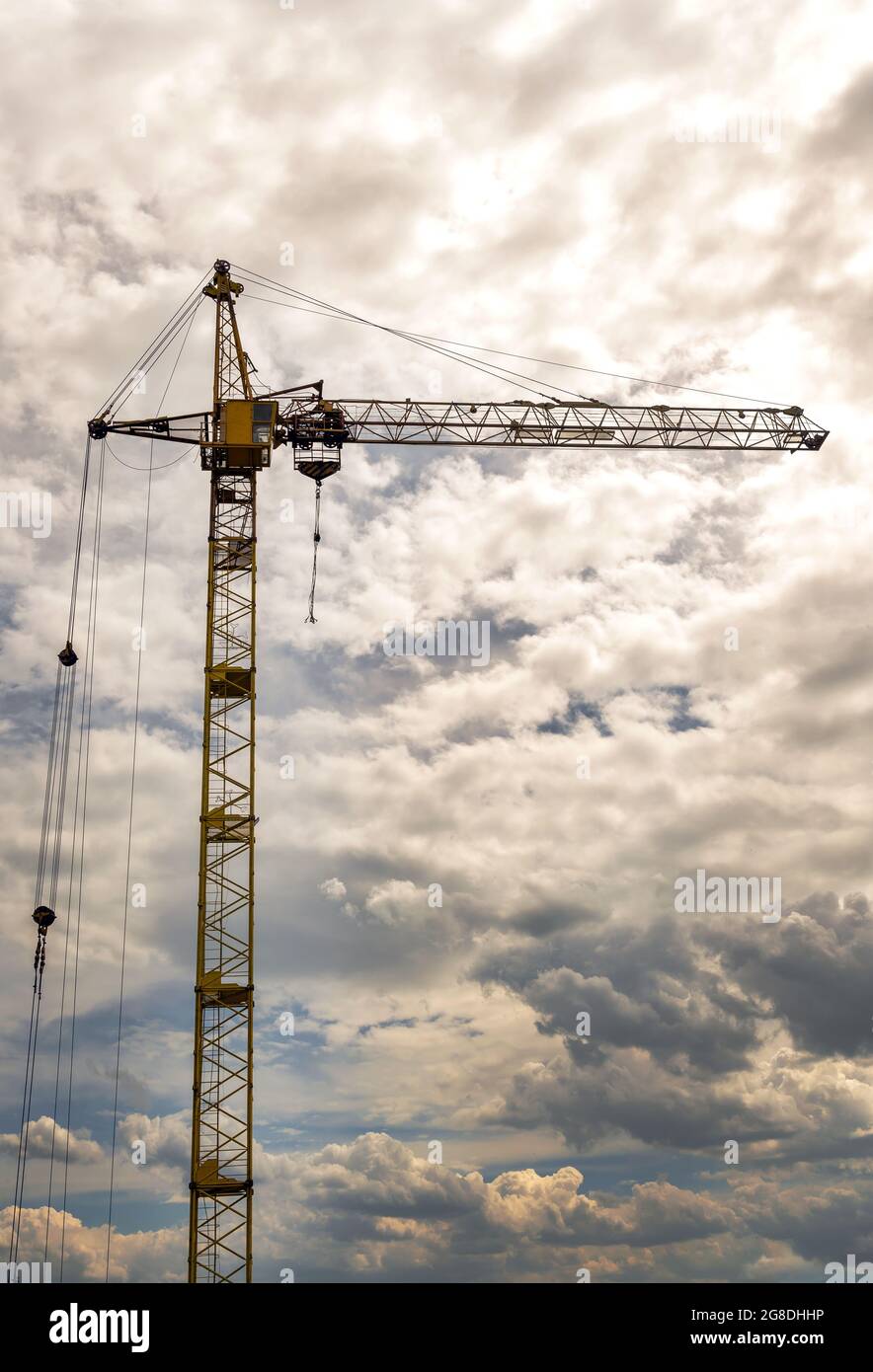 Construction tour grue, industrie lourde, ciel bleu et nuages blancs en arrière-plan. Équipement de construction. Chantier Banque D'Images