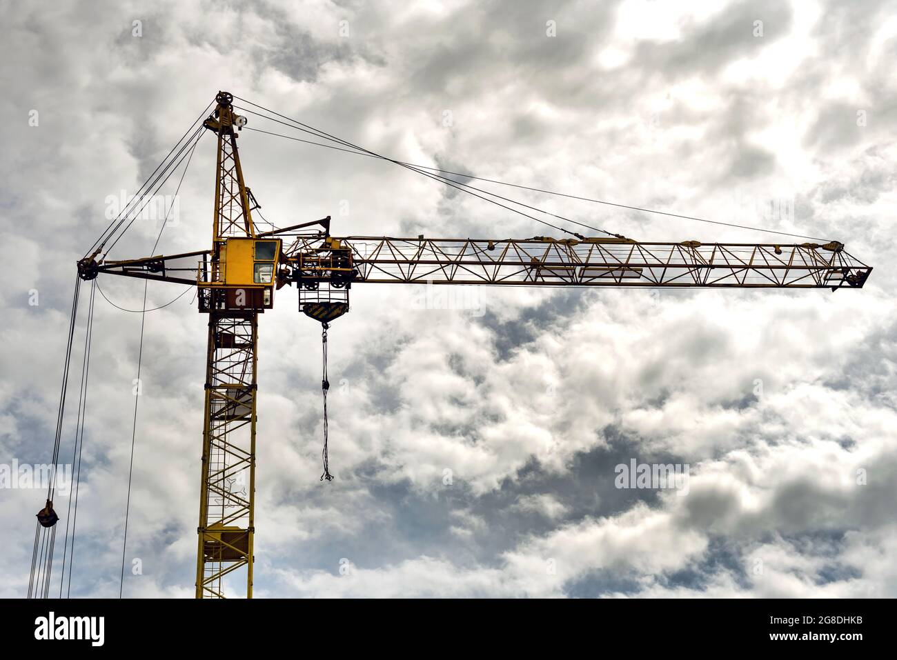 Construction tour grue, industrie lourde, ciel bleu et nuages blancs en arrière-plan. Équipement de construction. Chantier Banque D'Images