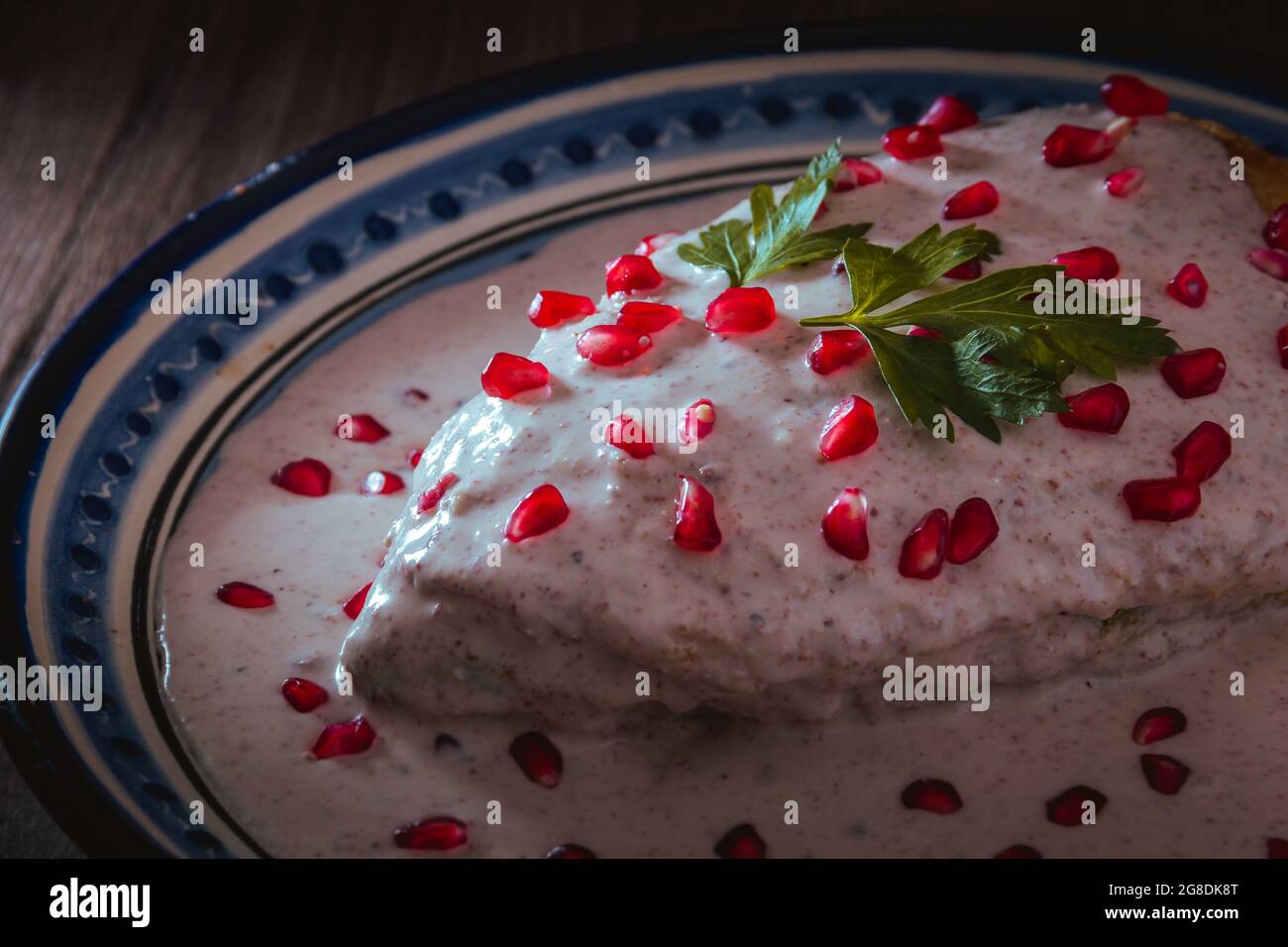 Chili en Nogada, cuisine mexicaine traditionnelle à Puebla Banque D'Images