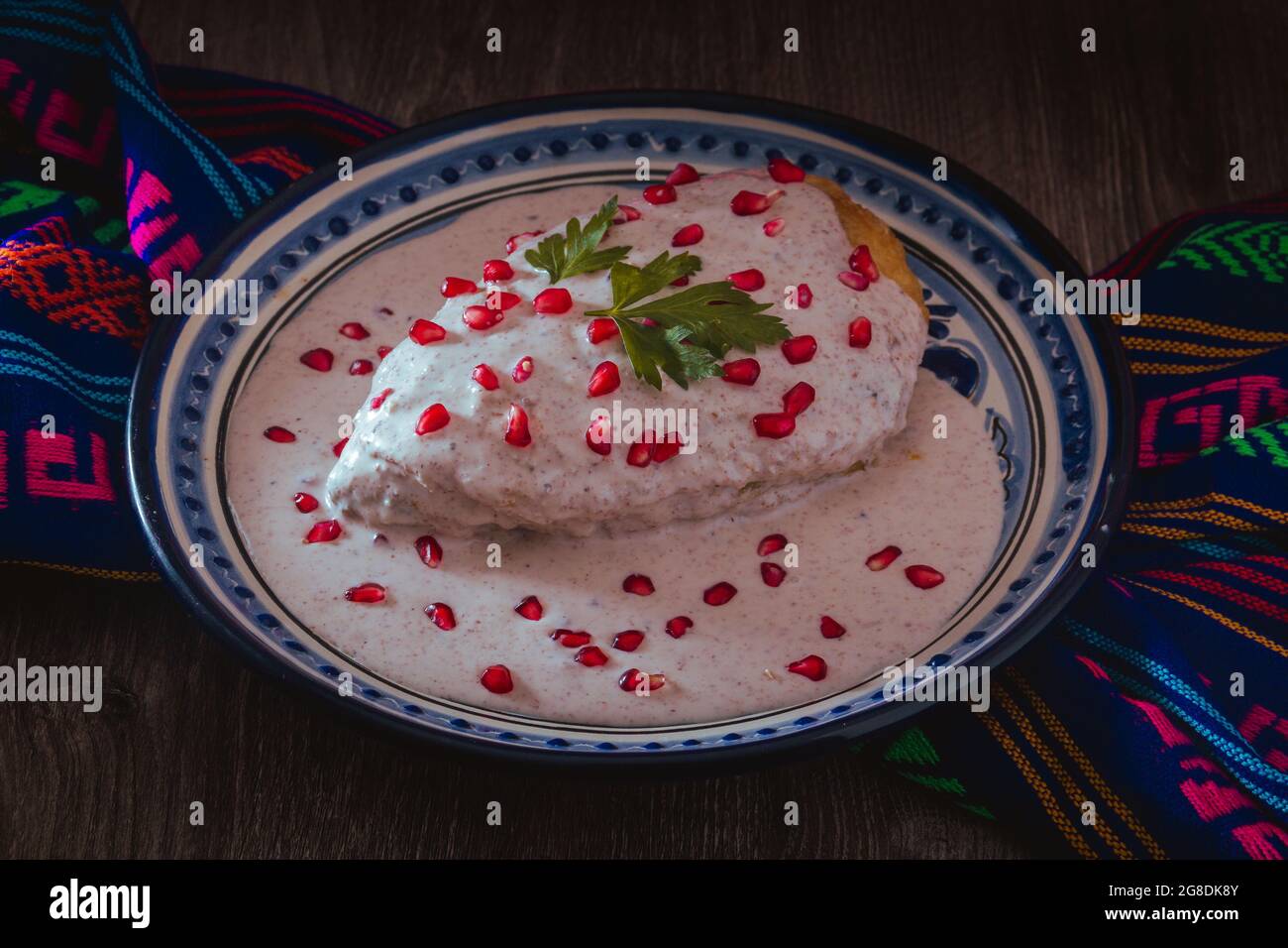 Chili en Nogada, cuisine mexicaine traditionnelle à Puebla Banque D'Images