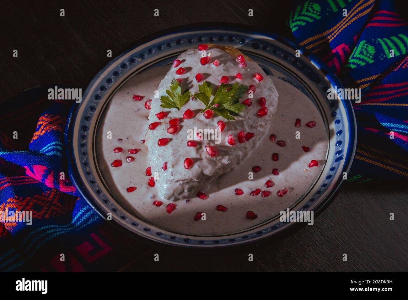 Chili en Nogada, cuisine mexicaine traditionnelle à Puebla Banque D'Images