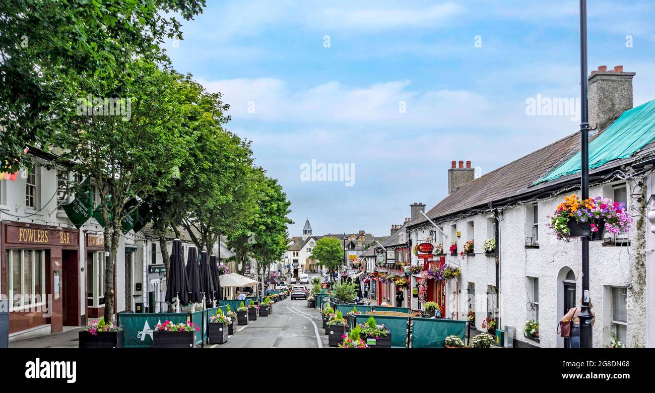 New Street à Malahide, Dublin, Irlande. Une zone récemment piétonne où vous pourrez dîner en plein air. Banque D'Images