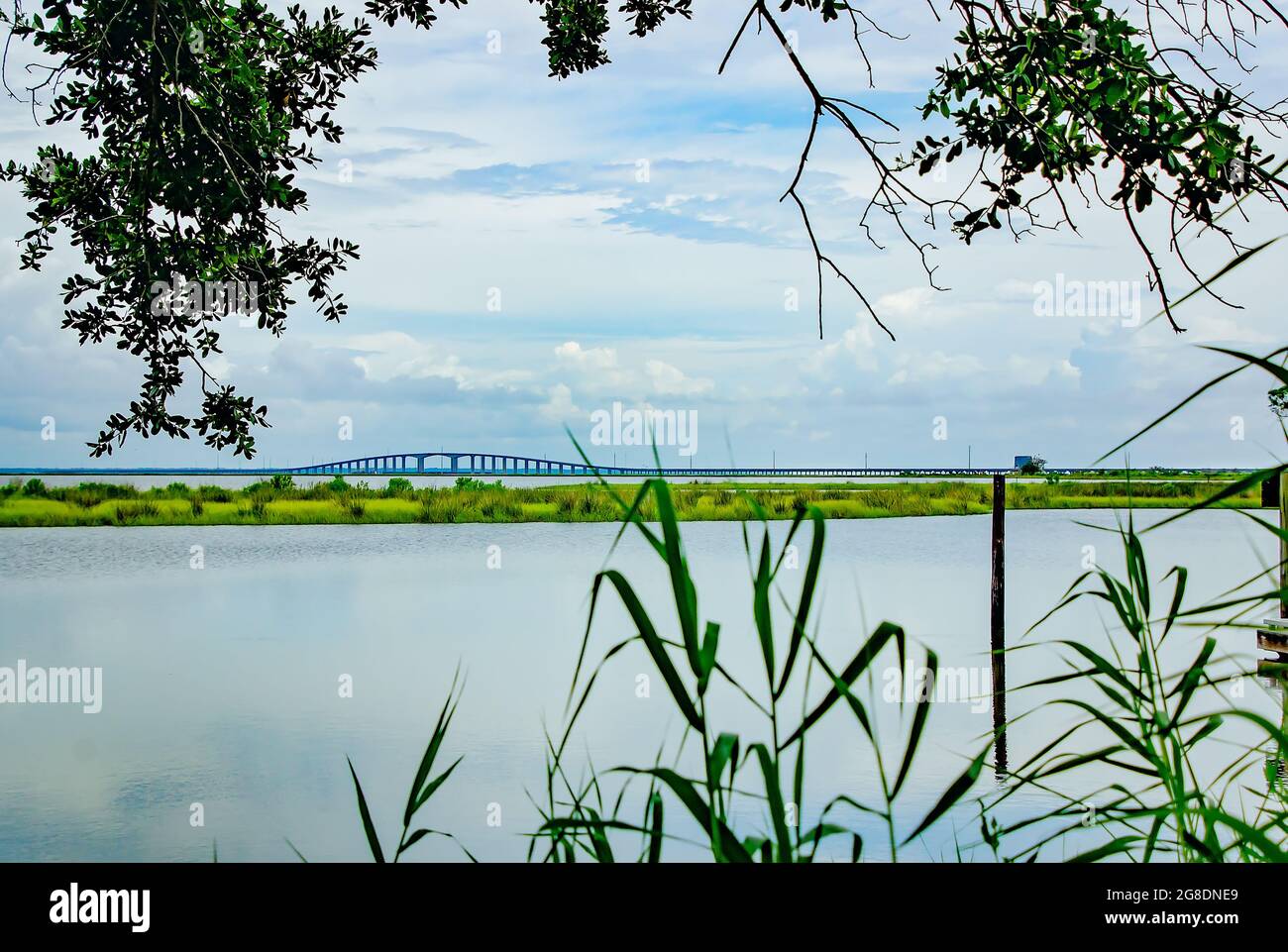 Le pont Dauphin Island, anciennement le pont Gordon Persons, est photographié à partir du parc Blue Heron, le 7 juillet 2021, à Dauphin Island, en Alabama. Banque D'Images