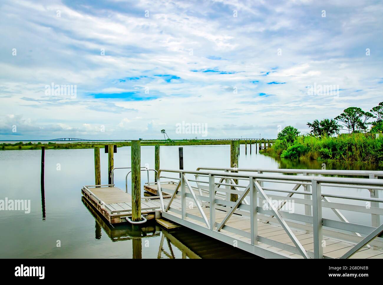 Le pont de Dauphin Island est photographié du parc Blue Heron, le 7 juillet 2021, à Dauphin Island, en Alabama. Banque D'Images