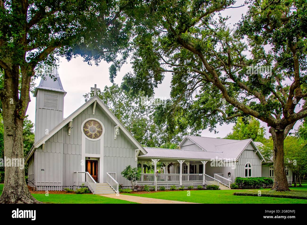 L'église épiscopale Saint-François est photographiée, le 7 juillet 2021, à Dauphin Island, Alabama. L'église est construite dans le style d'architecture gothique de Carpenter. Banque D'Images