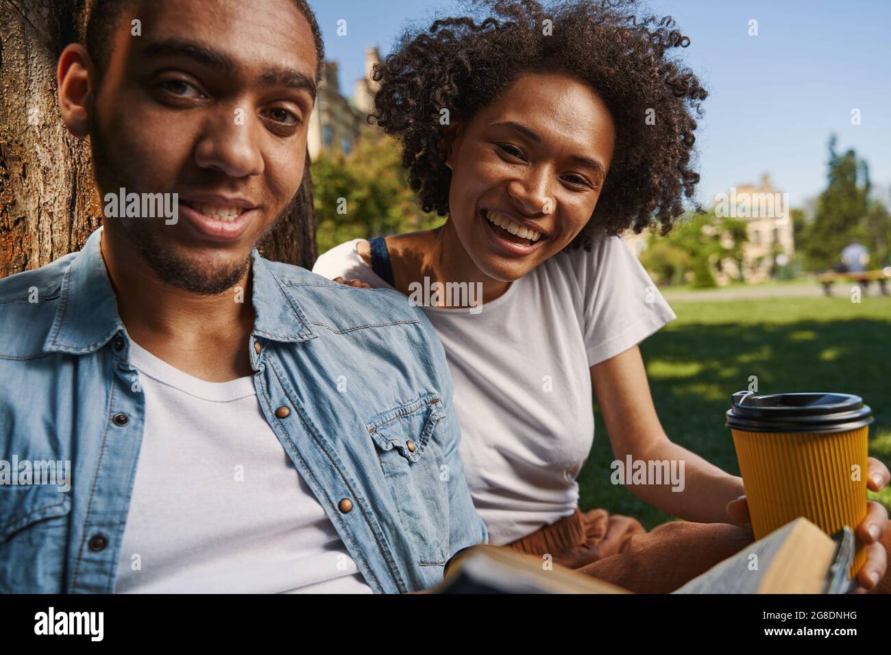 Beau couple aimant posant à l'extérieur dans le parc Banque D'Images