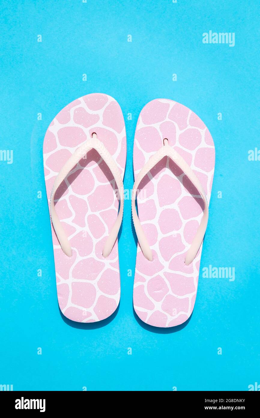 Pantoufles roses sur fond bleu Banque D'Images