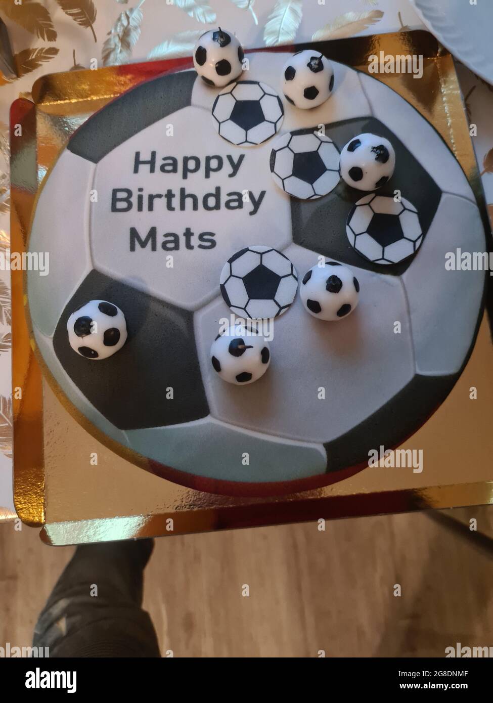 Gateau D Anniversaire Sportif Amusant Et Charmant Design Avec Le Terrain De Football Chaussures Batiments Journee Sportive Gateau Creme Champ Vert Gateau D Anniversaire Pour Un Sport Photo Stock Alamy