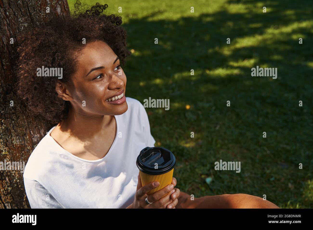 Le café et la nature me font me sentir en vie Banque D'Images