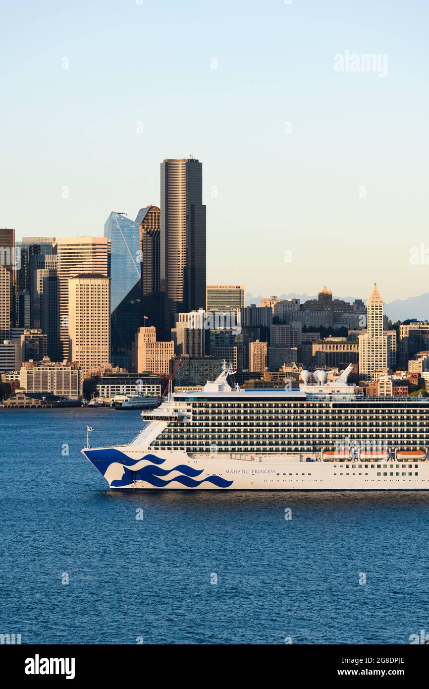 Seattle - le 18 juillet 2021 ; bateau de croisière Majestic Princess amarré à Elliott Bay en attendant le début de la saison de croisière de l'Alaska 2021 après Covid-19 Banque D'Images