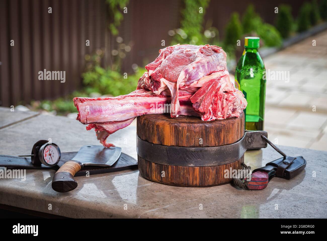 Viande crue sur une terrasse pour faire le déjeuner. Viande fraîche sur une planche à découper avec de l'huile d'olive et un couteau. Gros plan. Banque D'Images