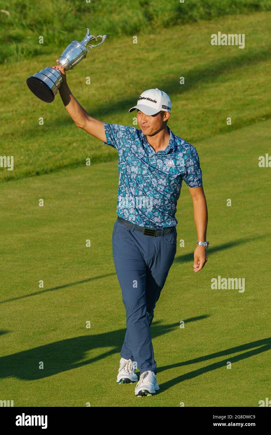 Colin Morikawa, des États-Unis, célèbre la victoire du 149e Open Championship en levant le trophée Banque D'Images