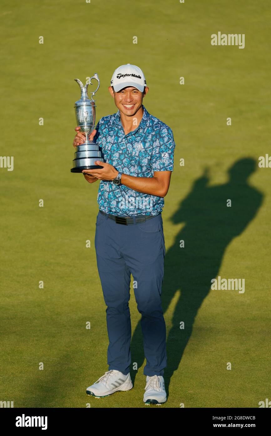 Colin Morikawa, des États-Unis, célèbre la victoire du 149e Open Championship en levant le trophée Banque D'Images
