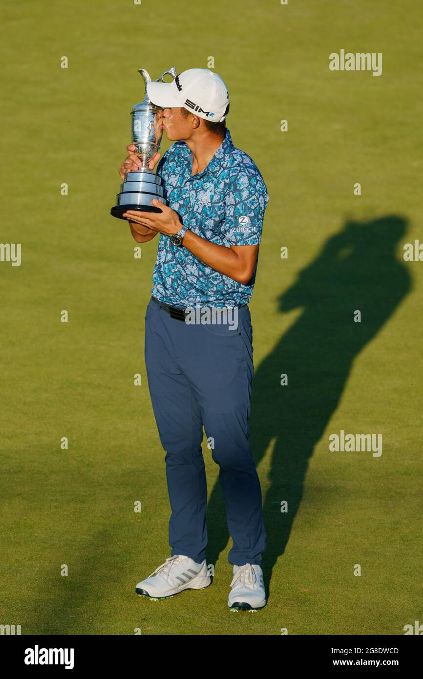 Colin Morikawa, des États-Unis, célèbre la victoire du 149e Open Championship en levant le trophée Banque D'Images