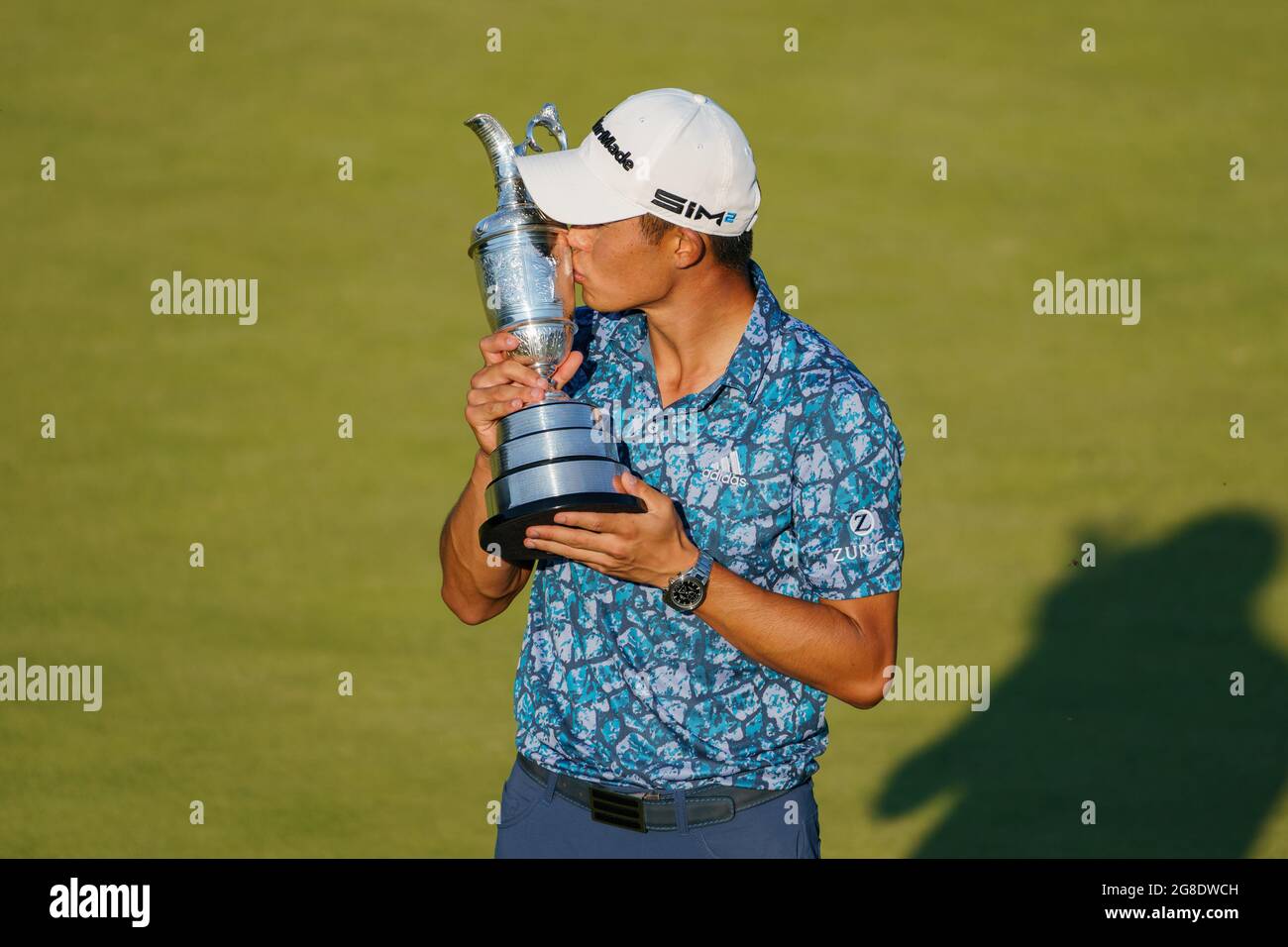 Colin Morikawa, des États-Unis, célèbre la victoire du 149e Open Championship en levant le trophée Banque D'Images