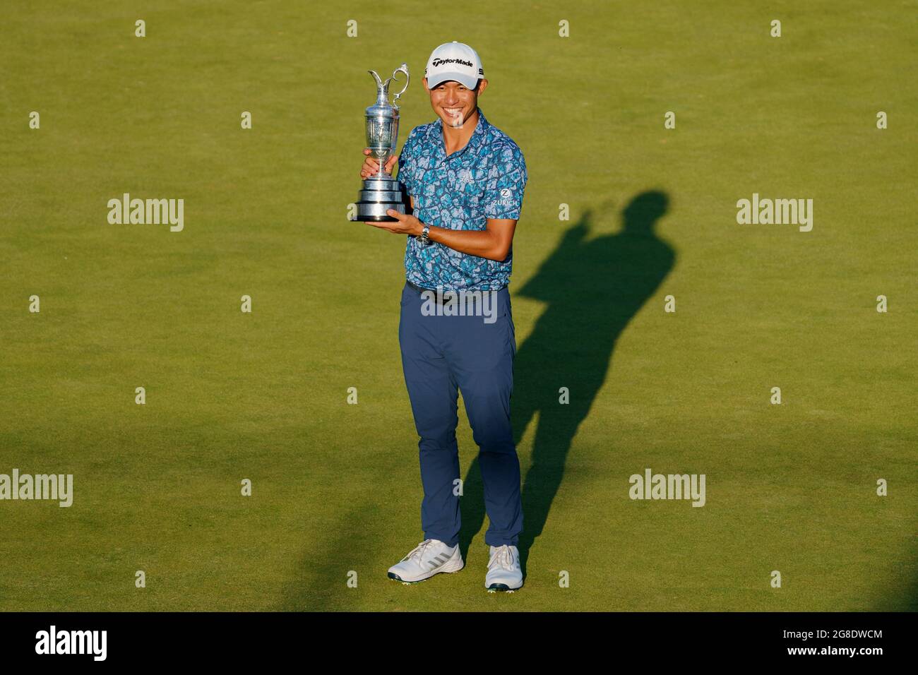 Colin Morikawa, des États-Unis, célèbre la victoire du 149e Open Championship en levant le trophée Banque D'Images