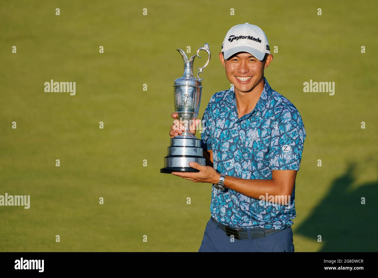 Colin Morikawa, des États-Unis, célèbre la victoire du 149e Open Championship en levant le trophée Banque D'Images