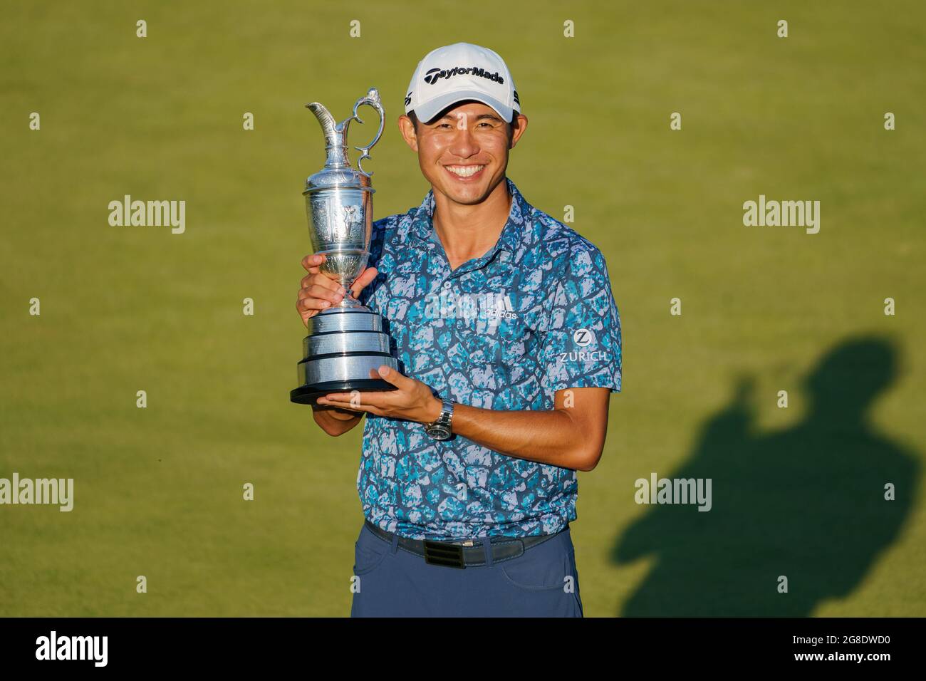 Colin Morikawa, des États-Unis, célèbre la victoire du 149e Open Championship en levant le trophée Banque D'Images