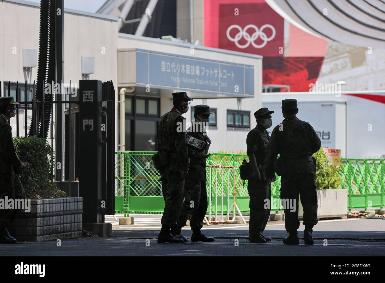 Les forces d'autodéfense japonaises se trouvent devant le Gymnasium national Yoyogi, le lieu olympique de Handball.Tokyo est à l'intérieur du quatrième statut d'urgence et les mesures de sécurité de Tokyo 2020 ont transformé les sites olympiques en forteresses barricadées. La police, les forces d'autodéfense japonaises, les compagnies de sécurité privées et les bénévoles surveillent les stades et les rues voisines pour empêcher le grand public de se rapprocher trop. Grâce à ces mesures, les organisateurs des Jeux Olympiques de Tokyo en 2020 tentent de minimiser les risques pour la santé posés par l'événement sportif. Banque D'Images